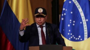 Petro dice que Colombia no pedirá pasaporte a venezolanos. La izquierda pide votar nulo. Y más