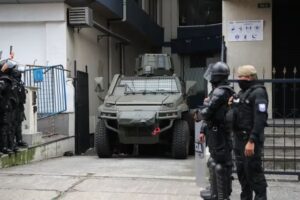 Policía de Ecuador traslada a exvicepresidente a cárcel de máxima seguridad después de irrumpir forzosamente en Embajada de México