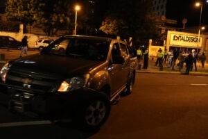 Policías irrumpen en la embajada de México en Quito, detienen a Jorge Glas