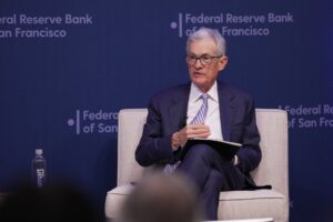 Presidente de la Fed asegura que no hay prisa en recortar las tasas de interés
