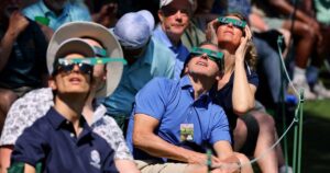 Qué hacer con las gafas usadas en el último eclipse solar