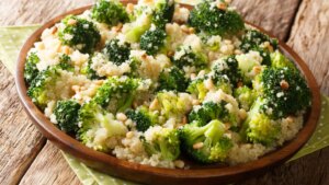 Quinoa con brócoli al microondas, una receta barata, nutritiva y sin manchar