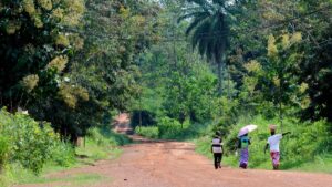 Varias personas caminando en República Centroafricana.