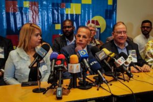 Representantes de Un Nuevo Tiempo acudieron al CNE para consignar renuncia de Manuel Rosales y reafirmar apoyo a Edmundo González