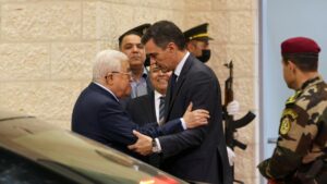 El presidente palestino, Mahmoud Abbas, junto a Pedro Sánchez.