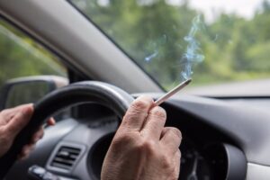 Sanidad elimina de su Plan Antitabaco la prohibición de fumar en espacios privados, como los coches
