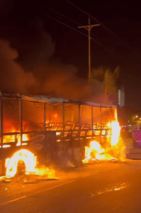 Se incendió un bus la noche del lunes en Naiguatá