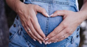 Se puede tener relaciones sexuales durante el embarazo; conozca los riesgos