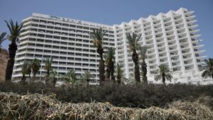 La mayoría de  residentes del kibutz Beeri llevan seis meses alojados en el Hotel David, situado a orillas del mar Muerto.