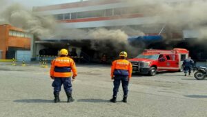 Sistema Nacional de Gestión y Riesgos combaten incendio en edificio "Empresarial Mejor" en Miranda