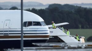 Un avión espera en el aeropuerto de Londres para retornar refugiados a Ruanda