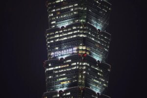 Taipei 101, el rascacielos que bate rcords y que se salv del terremoto de Taiwn por una maxi esfera en el piso 92