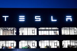 Tesla reducirá su plantilla global más de 10 %, según medios