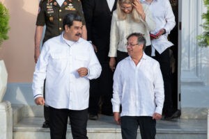 Tras tensiones entre ambos países, Petro llega a Caracas y es recibido por Maduro en Miraflores