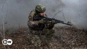 Ucrania aprueba una ley que endurece la movilización militar – DW – 11/04/2024
