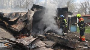 Bomberos de Ucrania apagando un incendio provocado por un ataque ruso contra infraestructura civil en Járkov.