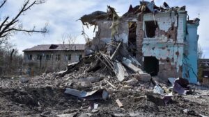 Edificio destruido tras un bombardeo ruso en Ucrania.