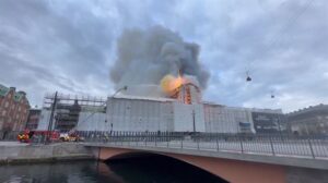 Un incendio arrasa el histórico edificio de la Bolsa de Copenhague