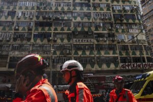 Un incendio en un edificio residencial de Hong Kong mata al menos a 5 personas y hiere a 34