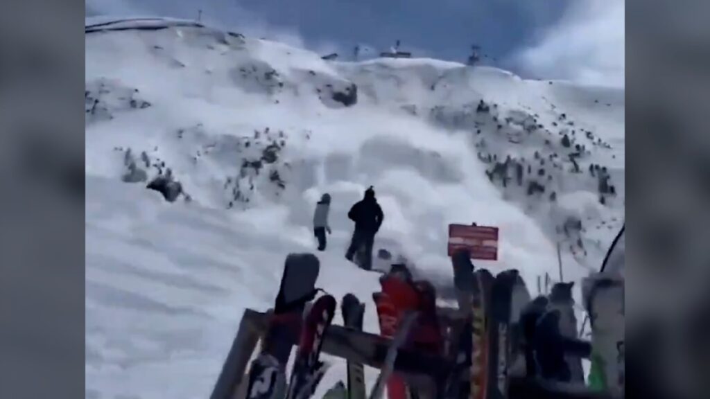 Una avalancha causa al menos tres muertos en una popular zona de esqu de los Alpes suizos