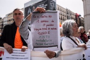 Una cadena humana de más de 300 personas rodea la Puerta del Sol en defensa de la Sanidad Pública