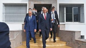 El entonces ministro israelí de Defensa, Benny Gantz, y y su homólogo marroquí, Abdellatif Loudiyi, durante una reunión en Rabat el 24 de noviembre de 2021.