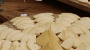 Uno de los mejores quesos de España se hace en esta quesería de un pueblo gallego