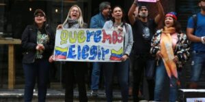 Venezolanos en Uruguay protestaron contra los requisitos exigidos para inscribirse y actualizar datos en el Registro Electoral - AlbertoNews