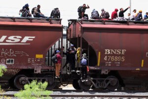 Venezolanos enfrentan el miedo y suben a los trenes de a Bestia para evadir del “hostigamiento” de las autoridades migratorias de México