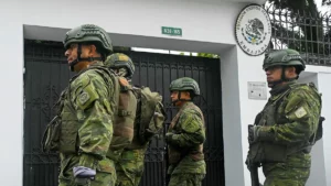 Venezuela rechaza irrupción de policía ecuatoriana en embajada de México en Quito