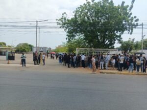 Zulianos copan punto del Registro Electoral frente al CNE en El Milagro