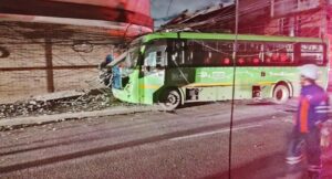 bus del SITP se estrelló contra poste de luz