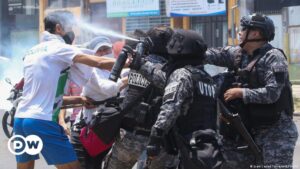 maestros chocan con policías en marcha en La Paz – DW – 23/04/2024
