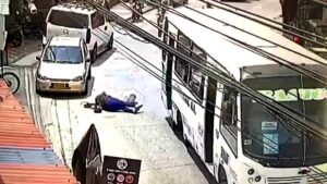 mujer rodó varios metros luego caerse de un bus en movimiento en Manizales