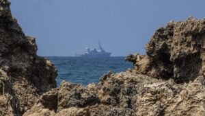 Un barco militar israelí, en el Mediterráneo, frente a las costas de Hadera