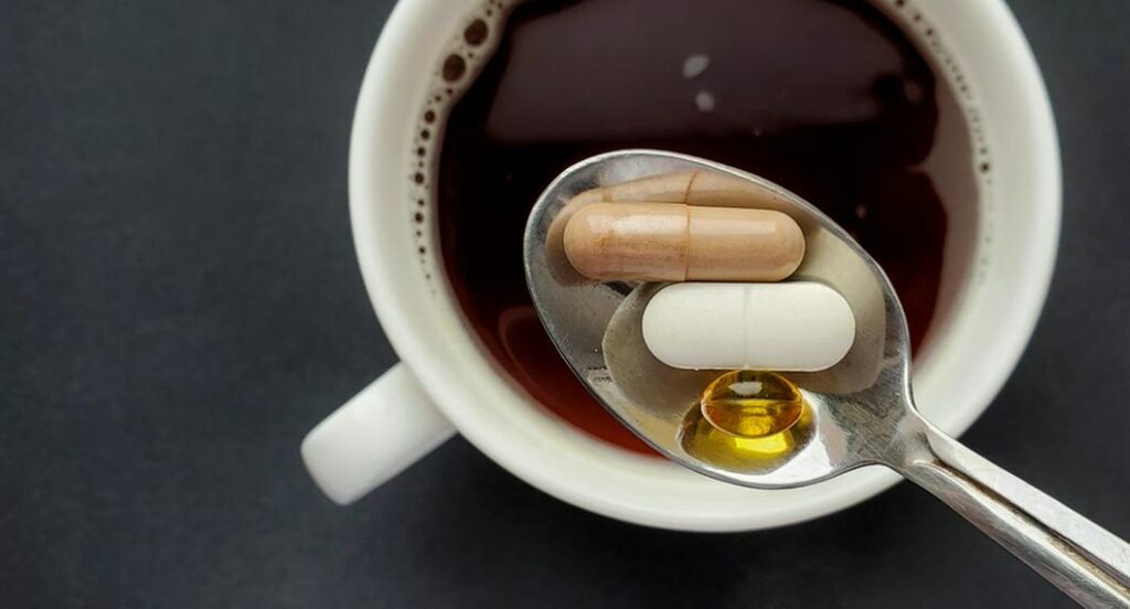 ¿Qué medicamentos no se deben mezclar con café y qué pasa cuando esto sucede?