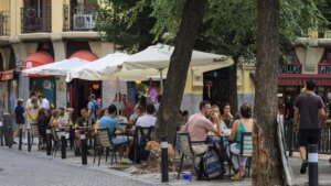 El bar de Madrid con terraza en el que por cada bebida te sirven una tapa XXL