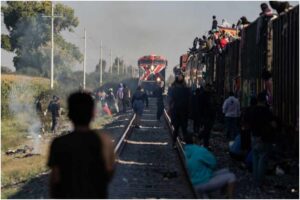 A migrantes venezolanos les cobran hasta 60 dólares por persona para subirlos al peligroso Tren de “La Bestia” (+Datos)