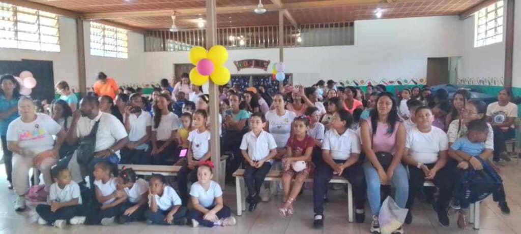 Agasajaron a 60 madres en la Unidad Educativa León Trujillo