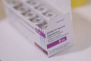 AstraZeneca admite que su vacuna contra el Covid puede provocar efectos secundarios como trombosis en "casos muy raros"