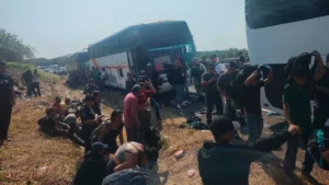 Autoridades encuentran 407 migrantes "abandonados" en autobuses en México