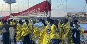 Barco rescata a centenar de migrantes en costas italianas