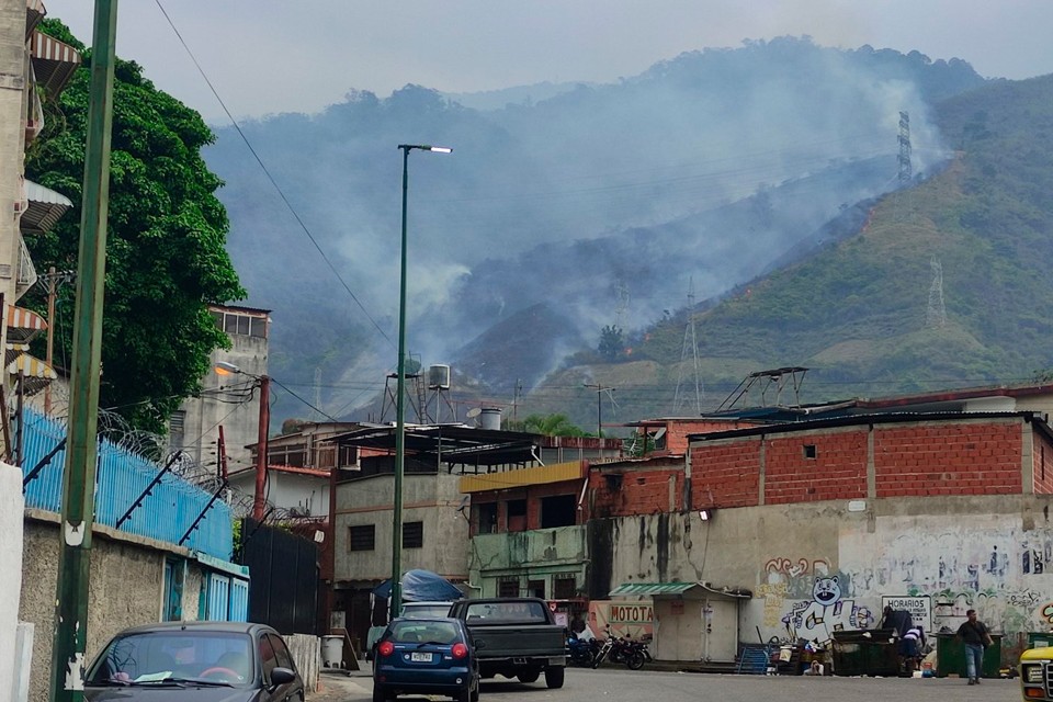Bomberos combatieron incendio en parque Waraira Repano en el sector Los Anaucos