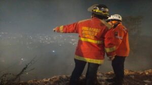 Bomberos controlan incendio forestal en el Waraira Repano