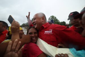 Cabello reta a Edmundo González a recorrer el país en campaña