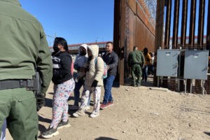 Caen un 30% las detenciones de migrantes en la frontera sur de EEUU respecto al año pasado