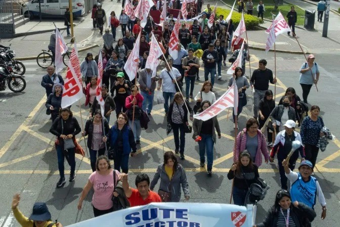 Centenares de maestros protestan por mejores salarios en Perú - AlbertoNews