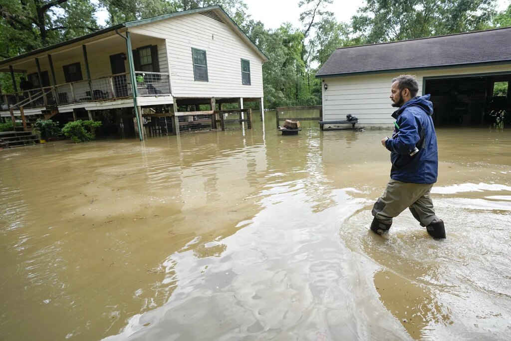 Cientos rescatados por las inundaciones en Texas mientras las aguas continúan subiendo en Houston