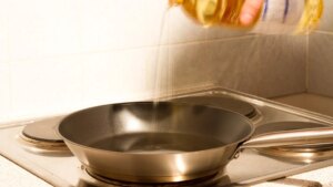 Cómo evitar que el aceite se vaya hacia los bordes de la sartén cuando empiezas a cocinar