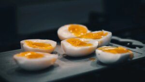 Cómo hacer huevos pasados por agua y tres recetas para sacarle el máximo partido